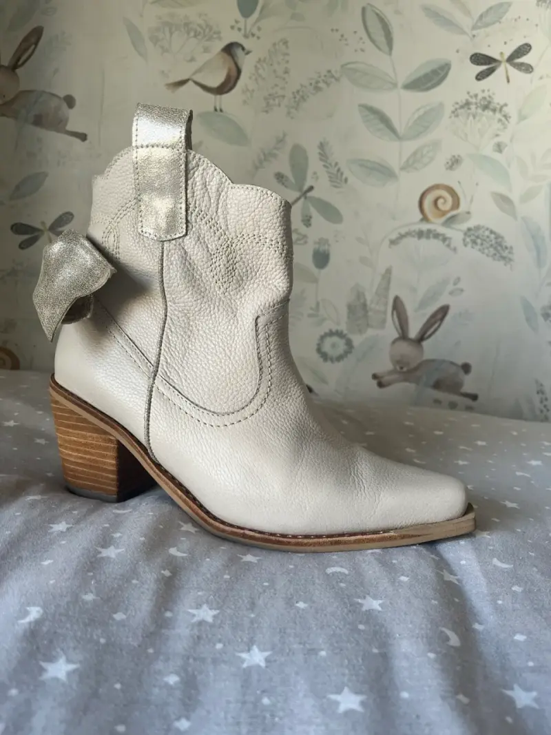 Botines de cuero beige con tacón de madera - 1