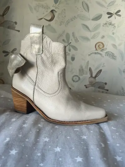 Botines de cuero beige con tacón de madera - miniatura 1