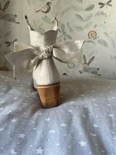 Botines de cuero beige con tacón de madera - miniatura 2