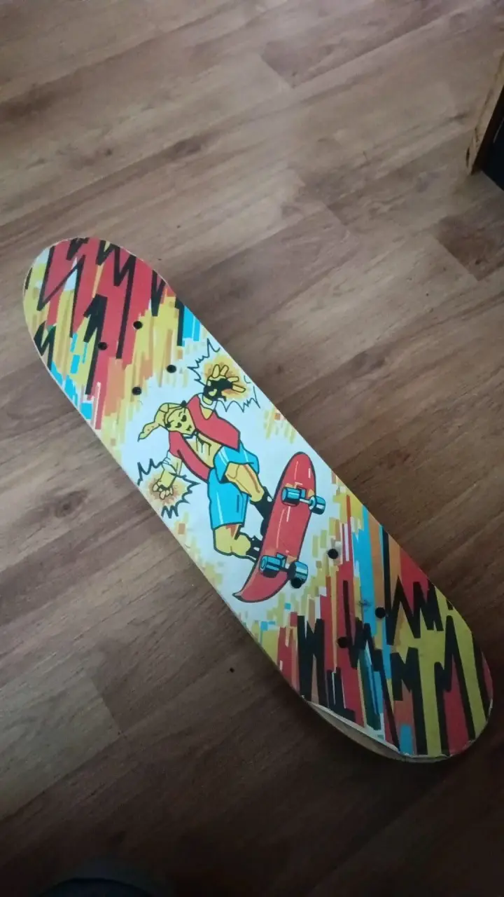 Tabla de skate con diseño colorido