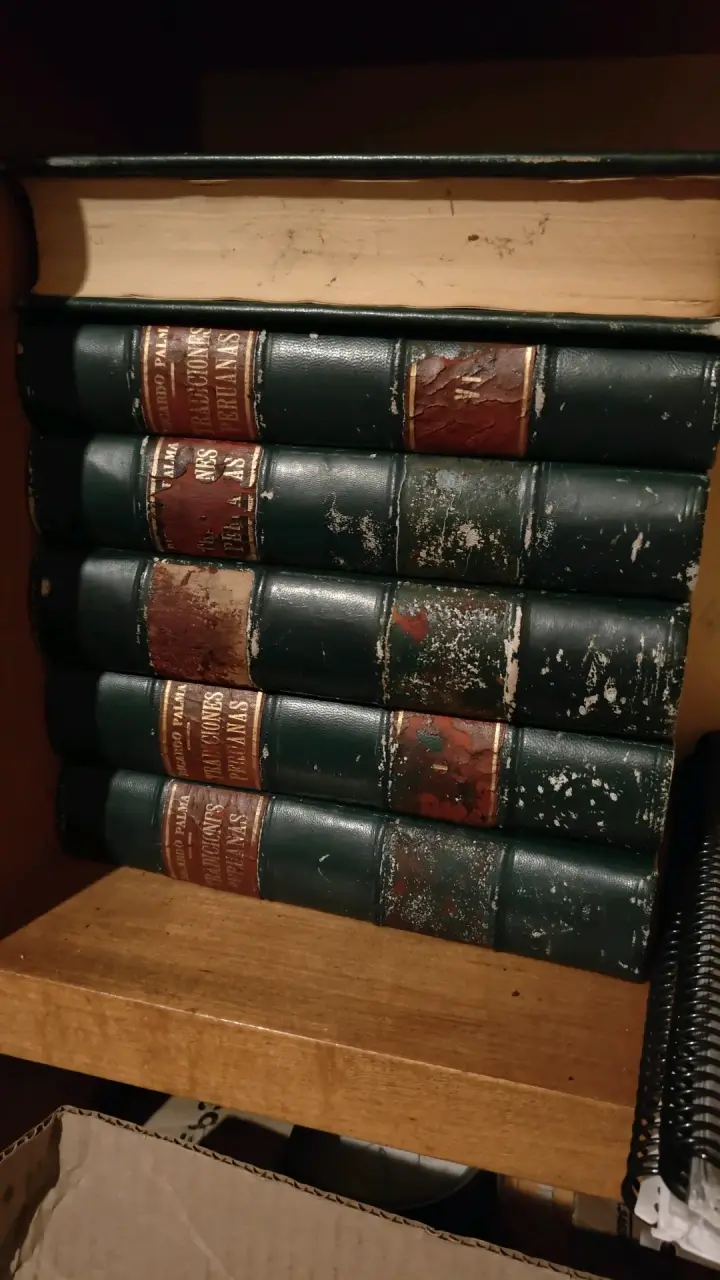 Colección de libros antiguos de tradiciones peruanas