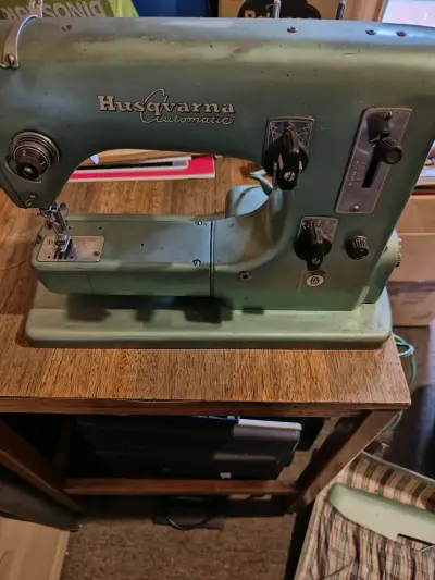 Máquina de coser Husqvarna Automática vintage - miniatura 2
