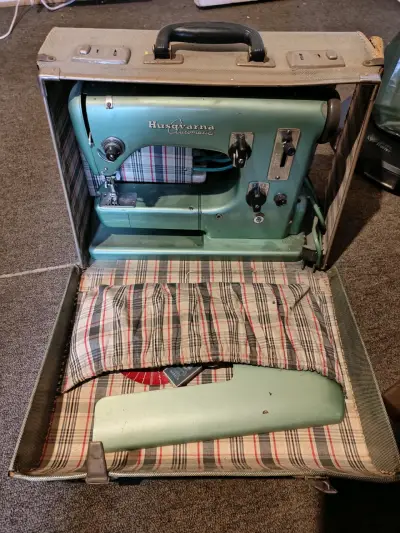 Máquina de coser Husqvarna Automática vintage - miniatura 3