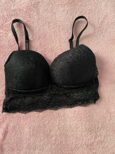 Sostén de encaje negro con diseño floral - miniatura 1
