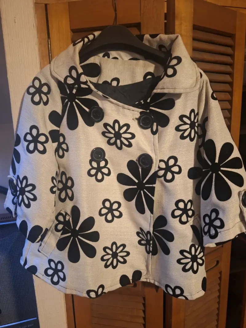 Chaqueta corta flores tipo terciopelo - 1