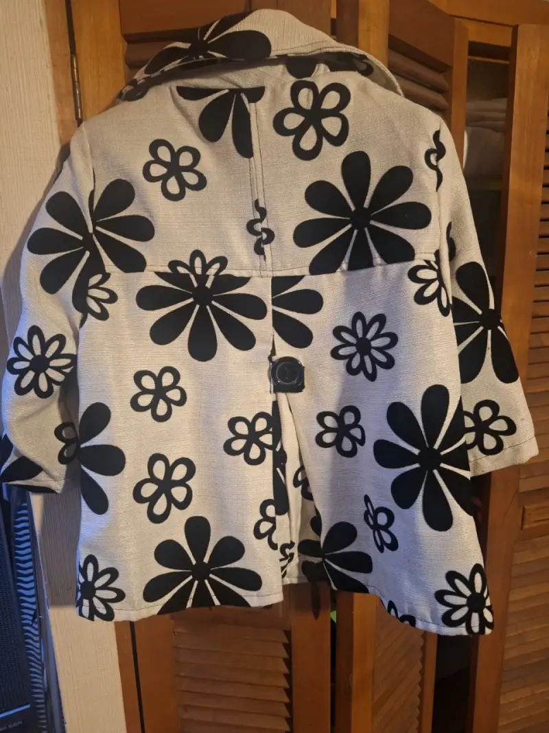 Chaqueta corta flores tipo terciopelo - 4