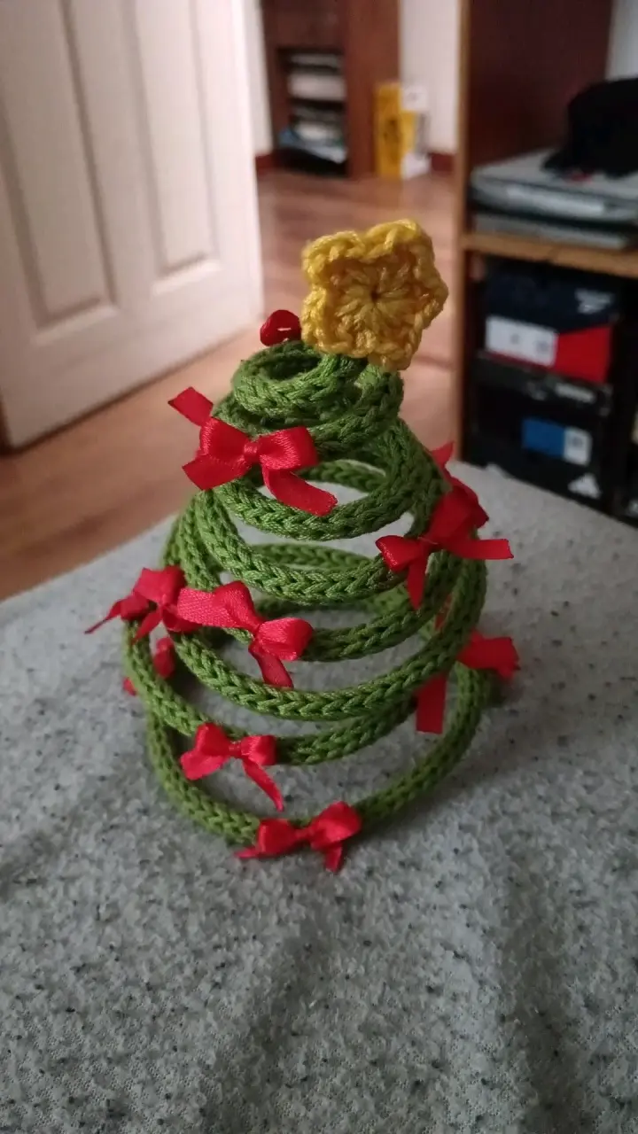 Árbol de Navidad tejido a mano con lazos rojos