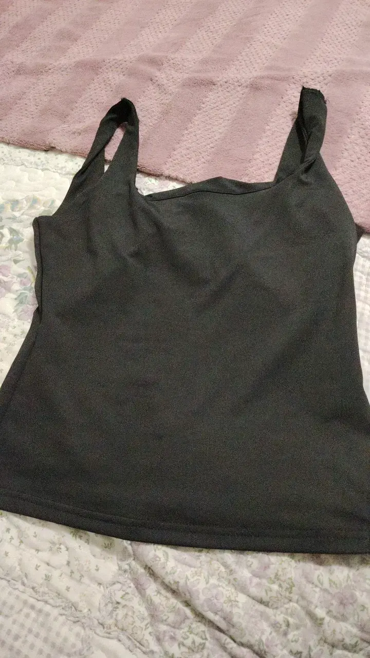 Polera sin mangas negra para mujer