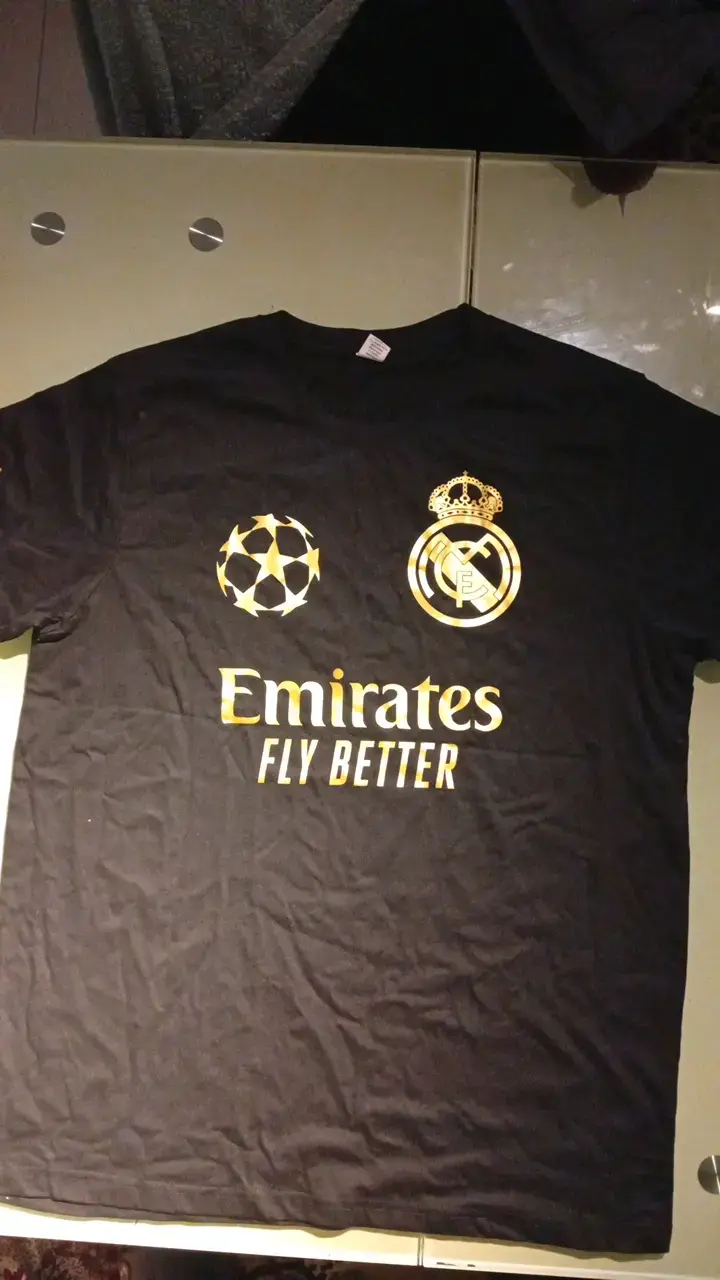 Polera negra Real Madrid con logo dorado - 1