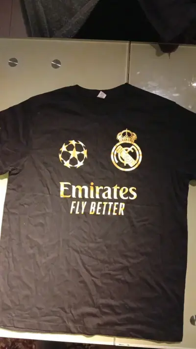 Polera negra Real Madrid con logo dorado - miniatura 1