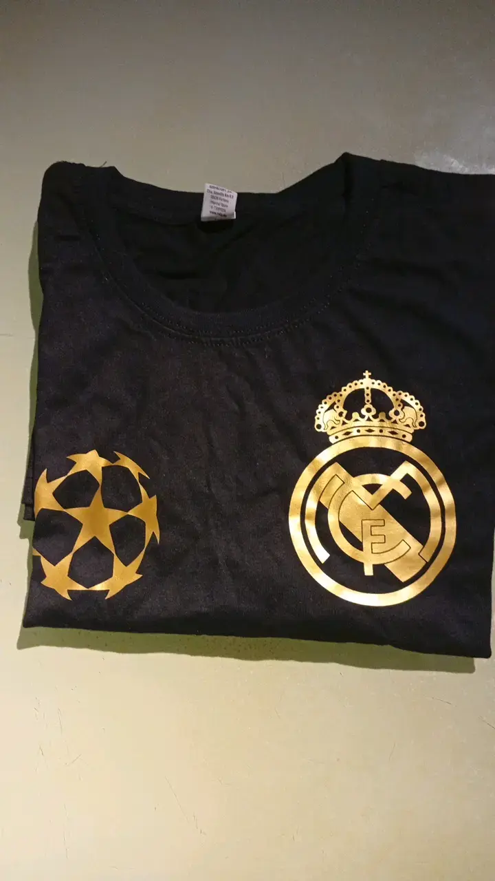 Polera negra Real Madrid con logo dorado - 3