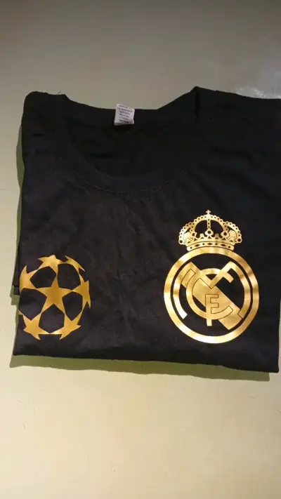 Polera negra Real Madrid con logo dorado - miniatura 3