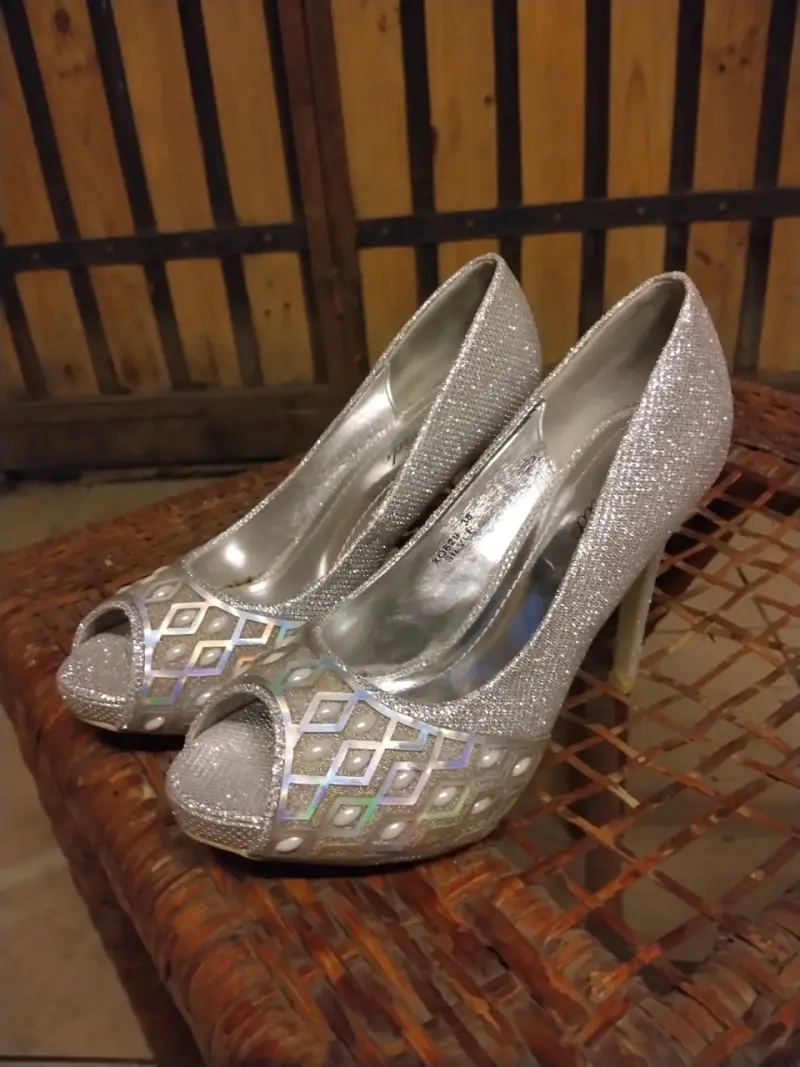 Zapatos de tacón alto plateados con diseño brillante - 1