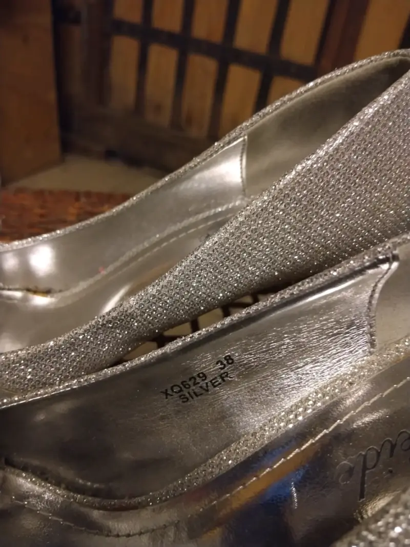 Zapatos de tacón alto plateados con diseño brillante - 2