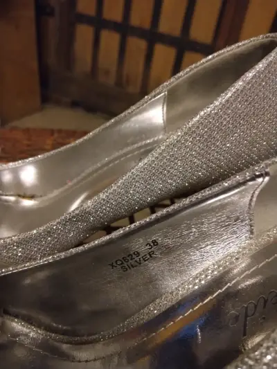 Zapatos de tacón alto plateados con diseño brillante - miniatura 2