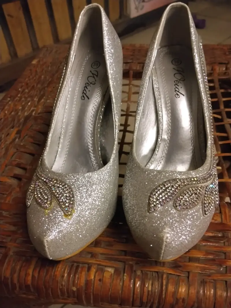 Zapatos de tacón alto plateados con diseño brillante - 3