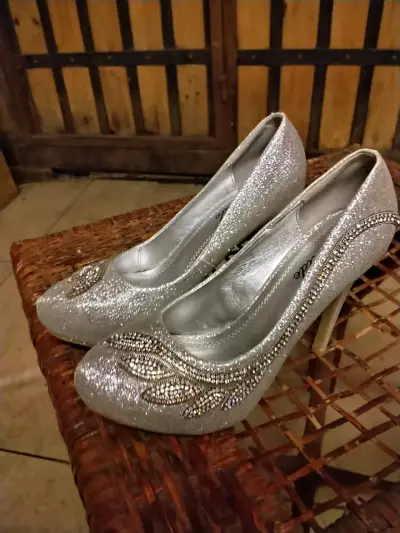 Zapatos de tacón alto plateados con diseño brillante - miniatura 4