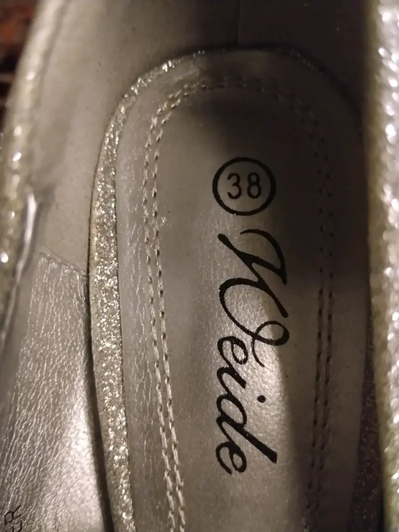 Zapatos de tacón alto plateados con diseño brillante - 5
