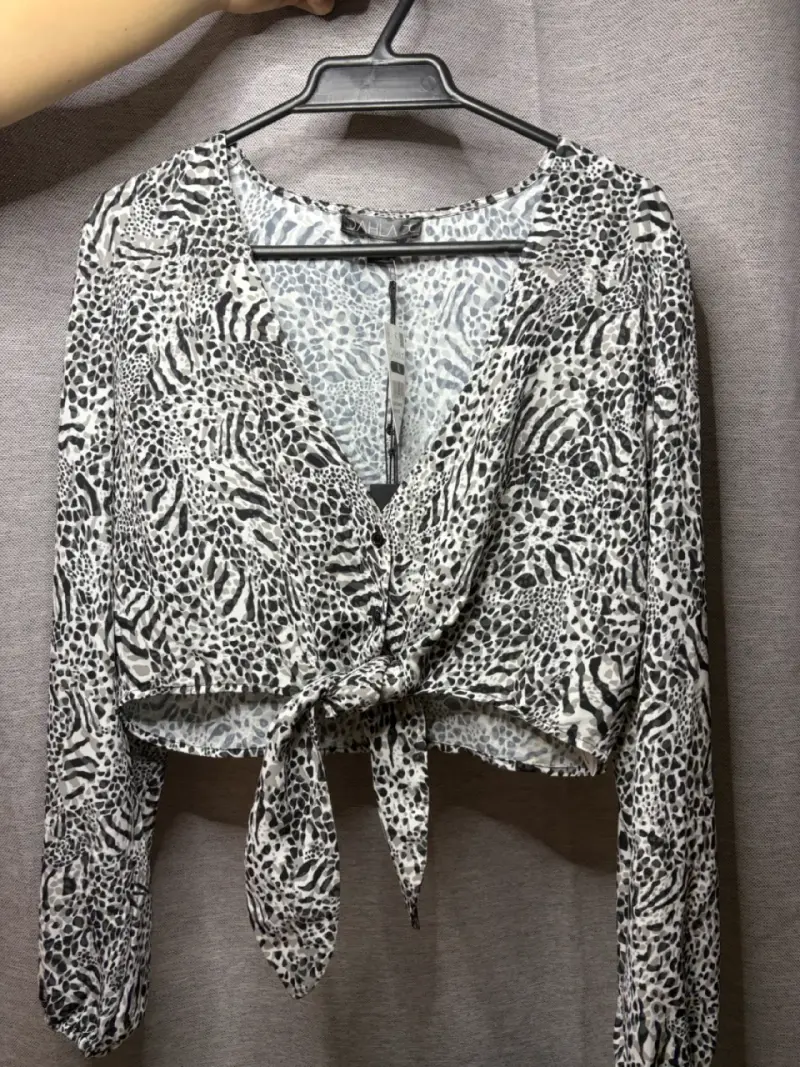 Blusa estampada gris con diseño de cebra talla XL - 2