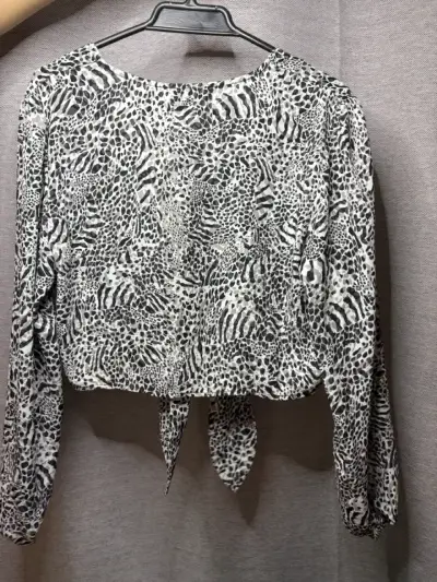 Blusa estampada gris con diseño de cebra talla XL - miniatura 3