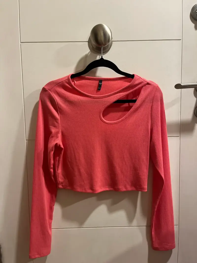 Polera Crop Top Rosa con Diseño de Corte