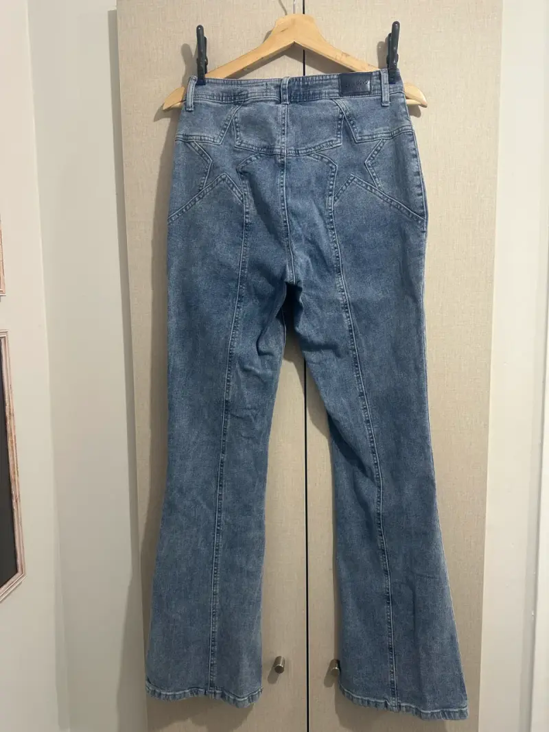 Jeans de mezclilla con diseño de estrellas - 1