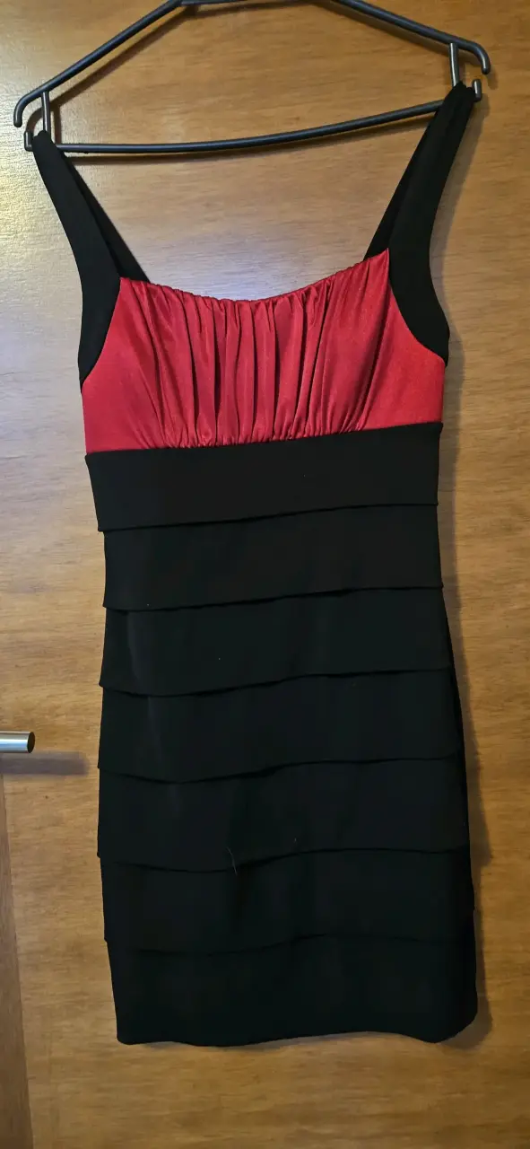 Vestido corto elegante rojo y negro - 1