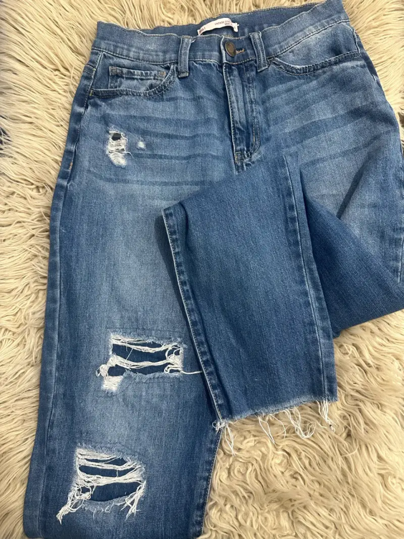 Jeans de mezclilla desgastados para mujer - 1