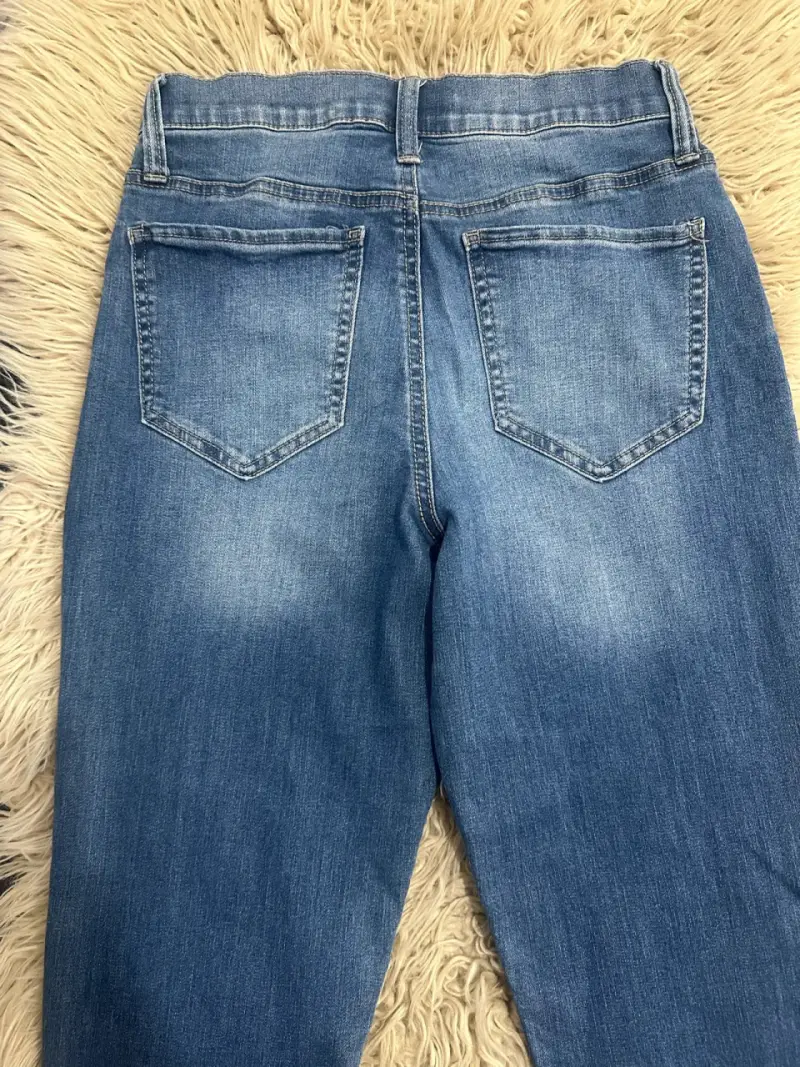 Jeans de mezclilla desgastados para mujer - 2