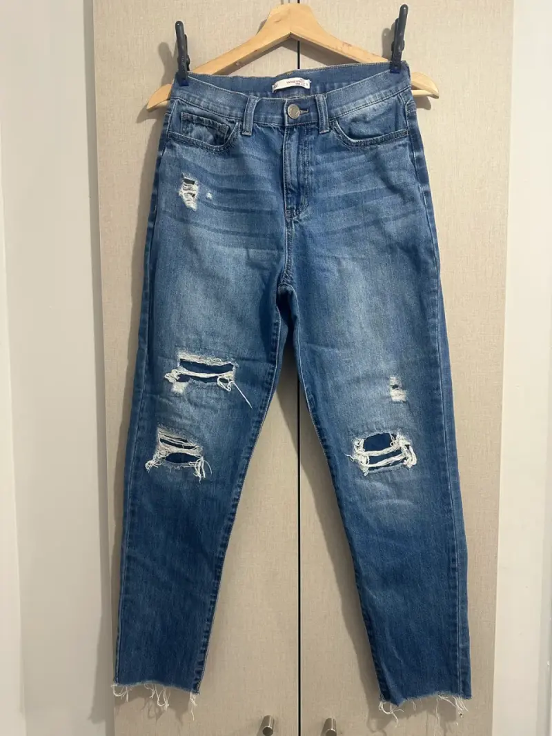 Jeans de mezclilla desgastados para mujer - 3