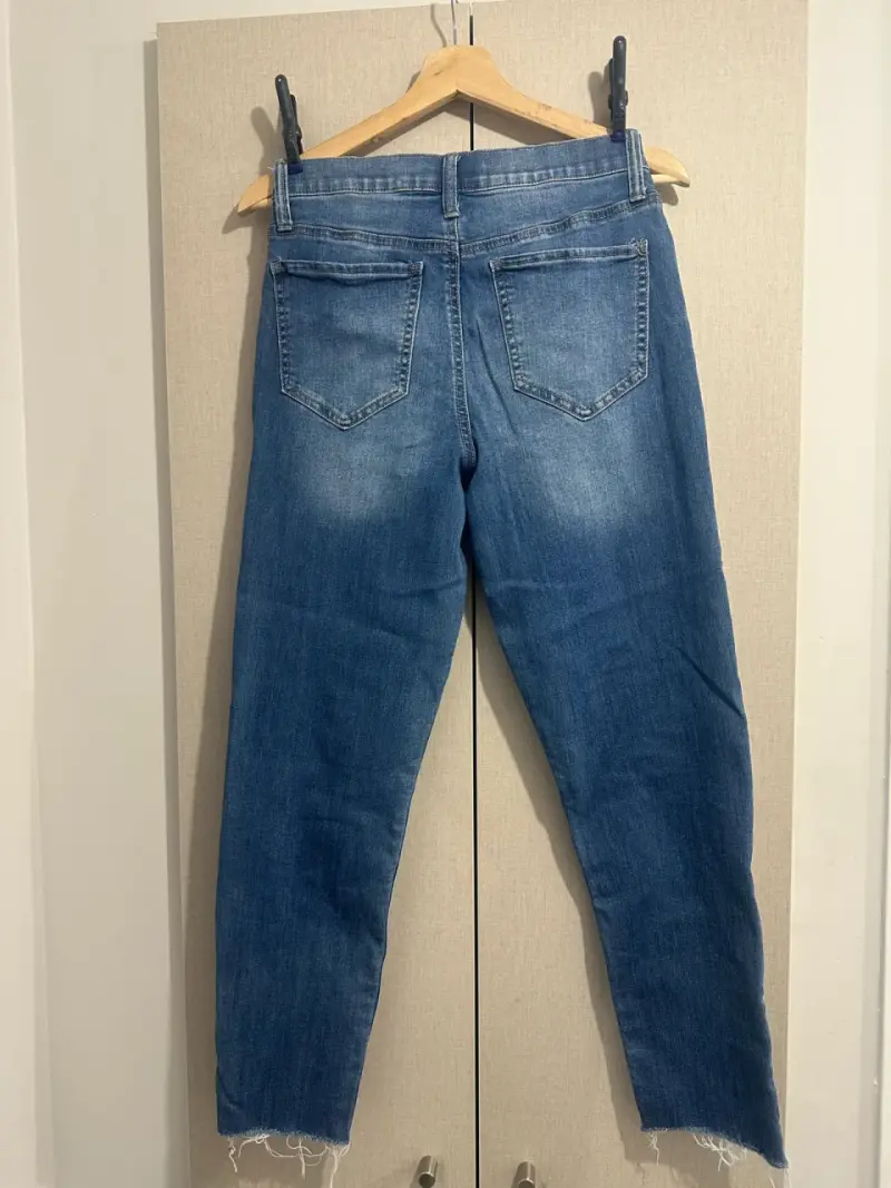 Jeans de mezclilla desgastados para mujer - 4