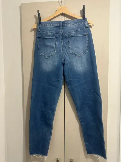 Jeans de mezclilla desgastados para mujer - miniatura 4