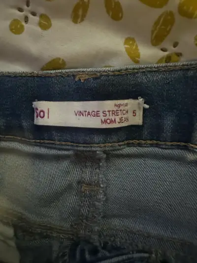 Jeans de mezclilla desgastados para mujer - miniatura 5