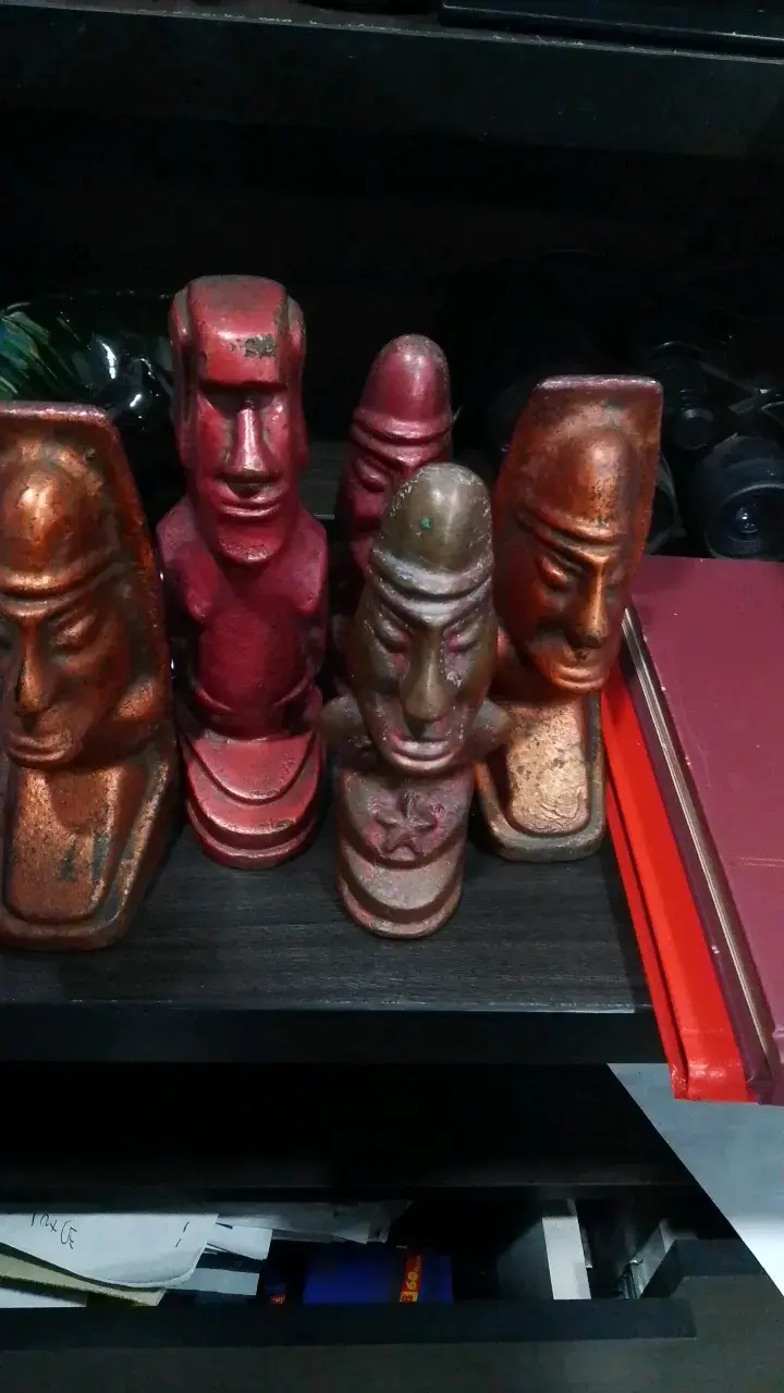 Conjunto de estatuillas decorativas de metal