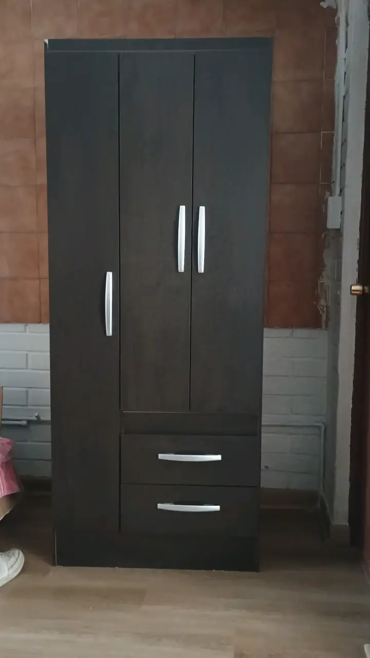 Ropero de madera oscuro con cajones