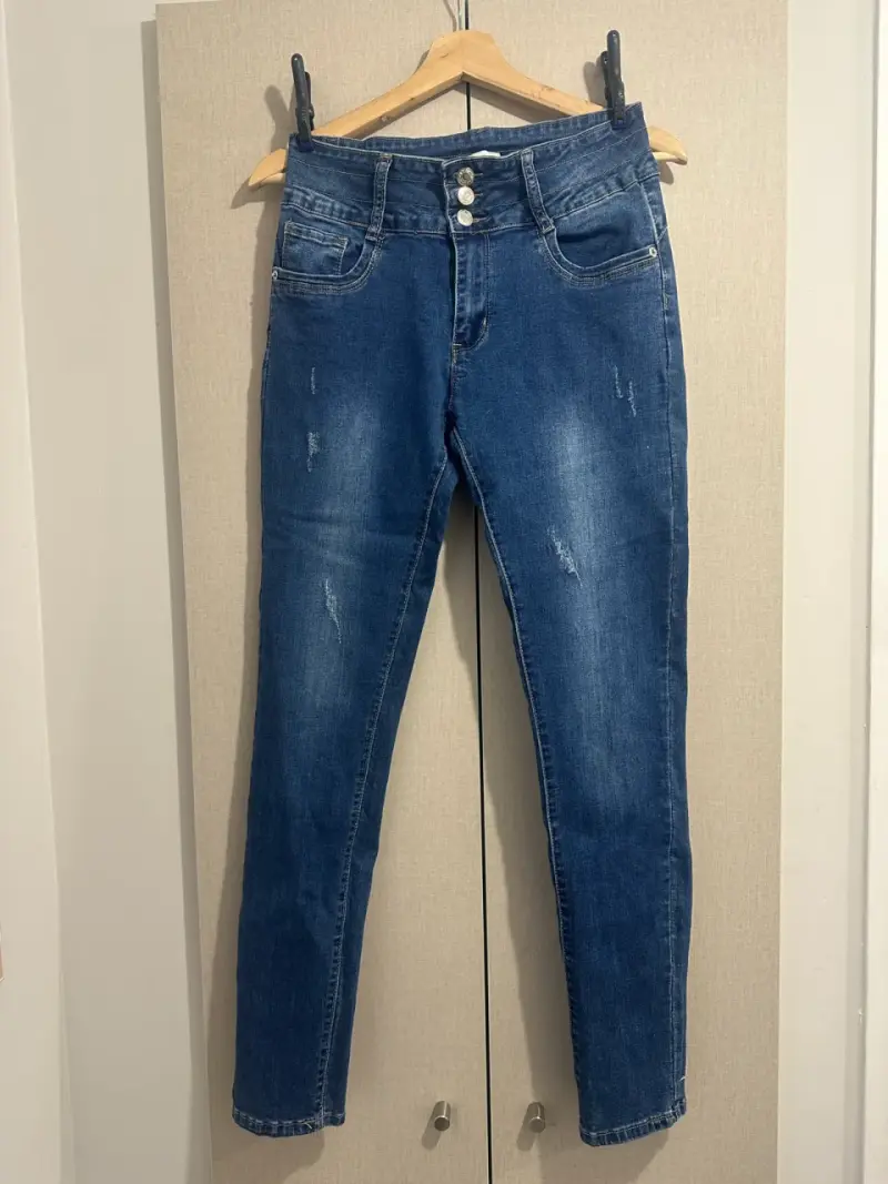Jeans azul para mujer con botones decorativos - 1