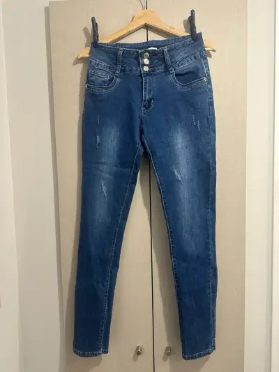 Jeans azul para mujer con botones decorativos - miniatura 1