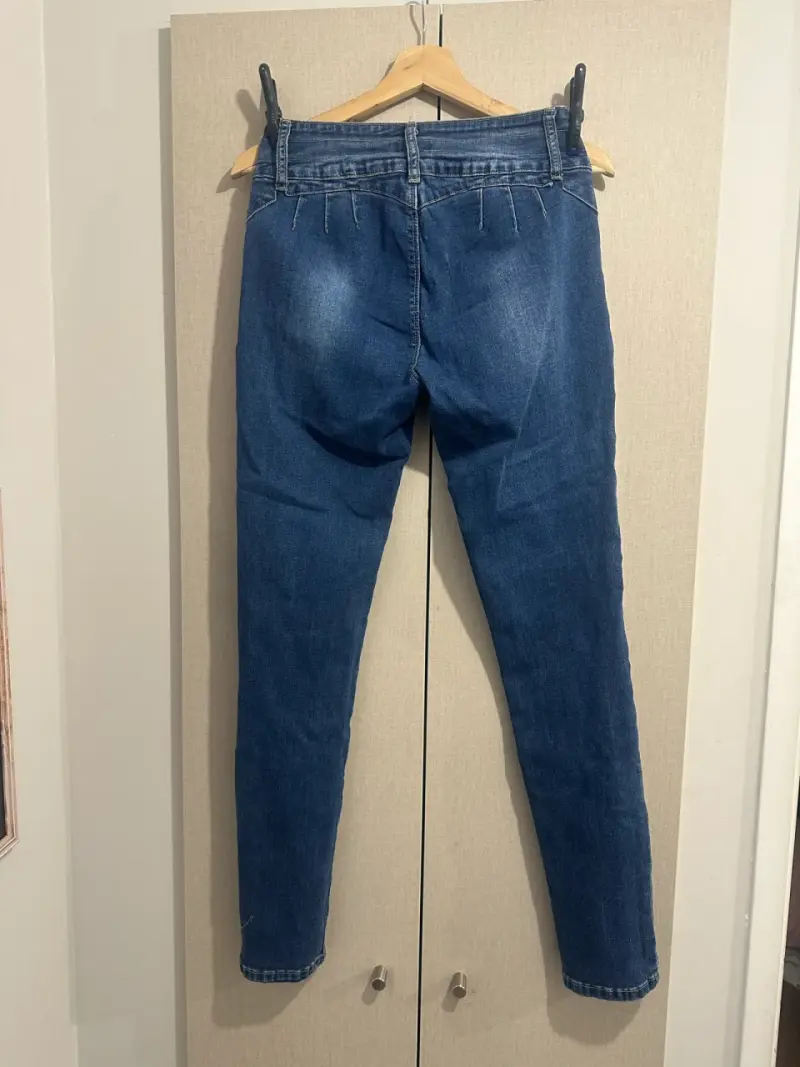 Jeans azul para mujer con botones decorativos - 2