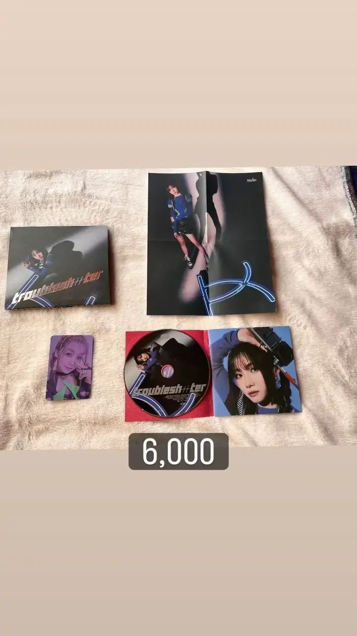 Álbum de música con póster y tarjeta