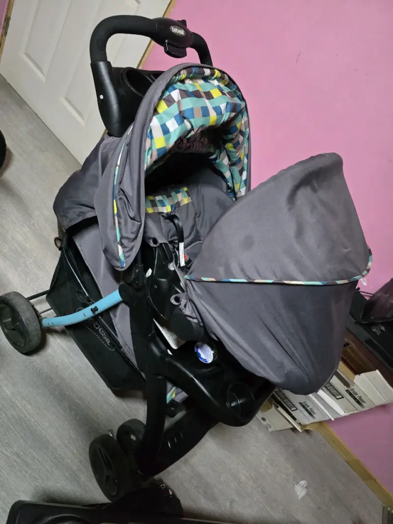 Coche de bebé Bebesit plegable y cómodo