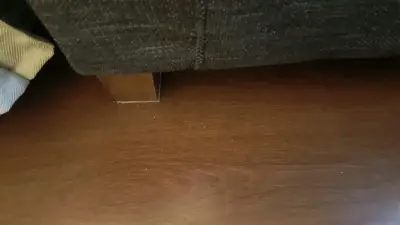 Sofá de Tela Gris Oscuro con Patas de Madera - miniatura 3