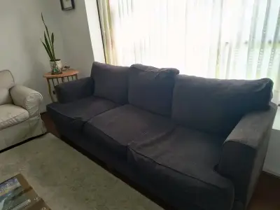 Sofá de Tela Gris Oscuro con Patas de Madera - miniatura 1