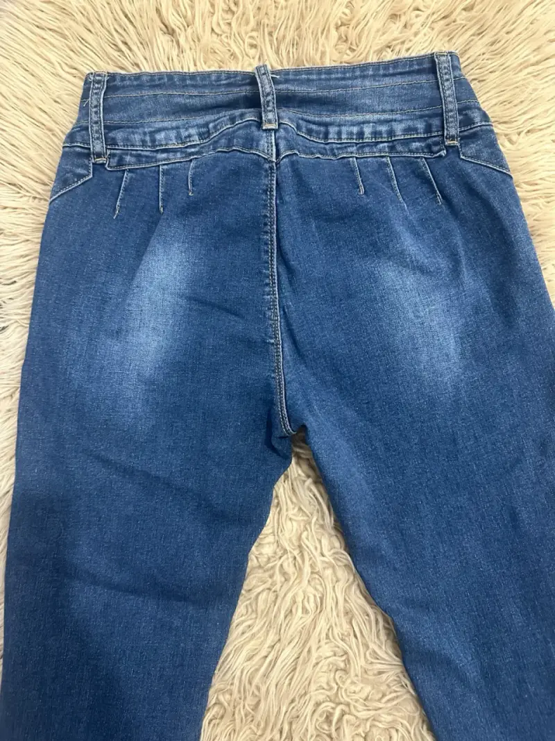 Jeans azul para mujer con botones decorativos - 4