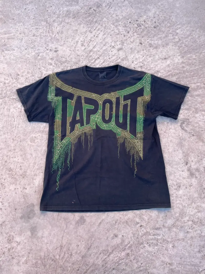 Polera negra Tapout con diseño gráfico - 1