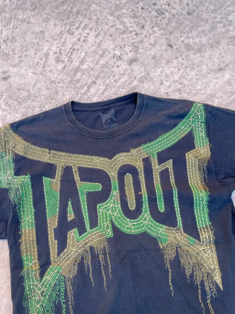 Polera negra Tapout con diseño gráfico - 3