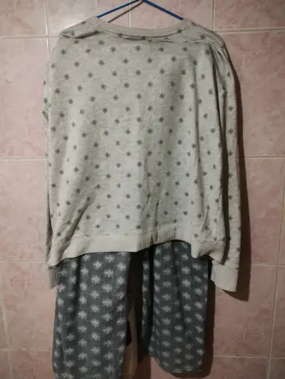 Pijama de invierno gris con estampado - miniatura 1
