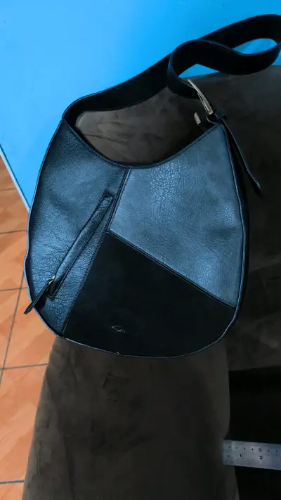 Bolso de cuero negro estilo casual - miniatura 1