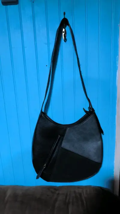 Bolso de cuero negro estilo casual - miniatura 3