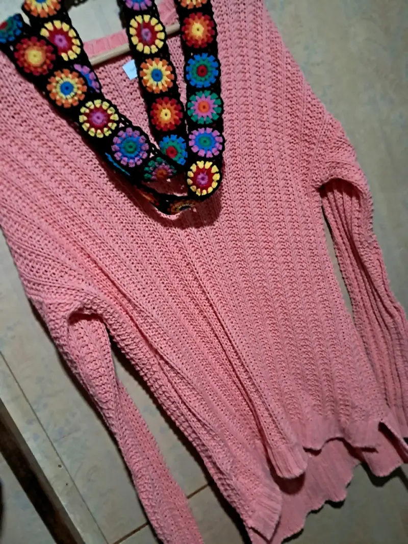 Suéter tejido rosado con diseño floral - 1