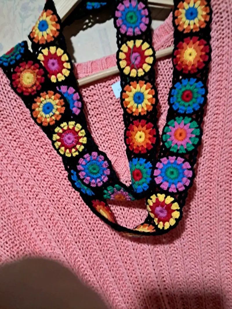 Suéter tejido rosado con diseño floral - 2